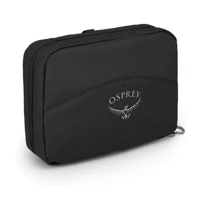 El Organizador de Viaje Osprey Daylite Hanging Toiletry Kit en color negro es ideal como kit de tocador para viajes, ya que ofrece un compartimento con cierre y muestra el logotipo de Osprey con su texto característico y diseño de pájaro estilizado.