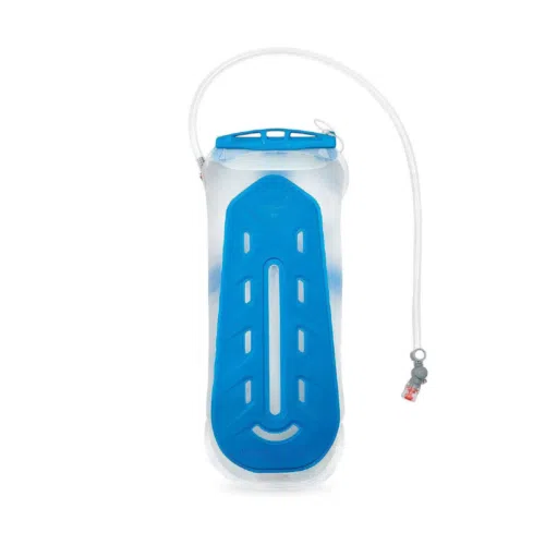 La bolsa de hidratación Osprey Hydraulics es una bolsa de hidratación azul con un exterior transparente, equipada con un tapón de rosca y un tubo largo y flexible. Ideal para aventuras de senderismo o ciclismo, el tubo cuenta con una válvula de mordida que permite beber fácilmente mientras se está en movimiento.