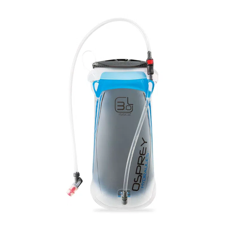 Esta bolsa de hidratación transparente Osprey Hydraulics, resaltada con un detalle azul y una válvula roja junto con un tubo prominente, muestra el logotipo de Osprey y la inscripción "3.0 litros". Ideal para actividades al aire libre como senderismo o ciclismo, combina bien con la botella flexible Osprey Hydraulics Soft Flask para soluciones de hidratación versátiles.
