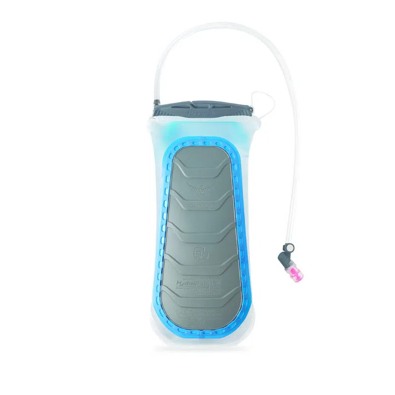 La Bolsa de Hidratación Osprey Hydraulics, en tonos de azul y gris, viene con un tubo largo y flexible y una válvula de mordida rosa. Su diseño resistente con agarres texturizados implica que está diseñada para aventuras al aire libre, al igual que la botella blanda Osprey Hydraulics.