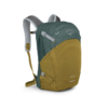 Esta mochila bicolor en verde y amarillo mostaza cuenta con correas ajustables, un bolsillo lateral para una botella de agua y un compartimento frontal. La marca "Osprey" se muestra de forma destacada, haciendo eco del estilo de la serie Mochila de Montaña como la Mutant 38.