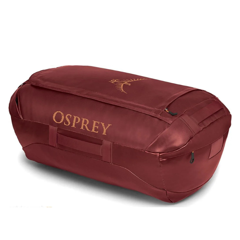 El bolso de transporte Osprey Duffel 95 es un espacioso bolso de lona color granate equipado con asas, que presenta la marca "OSPREY" y un logotipo de pájaro dorado con las alas desplegadas. Fabricado con material duradero, este bolso esencial es ideal para viajes o aventuras al aire libre.