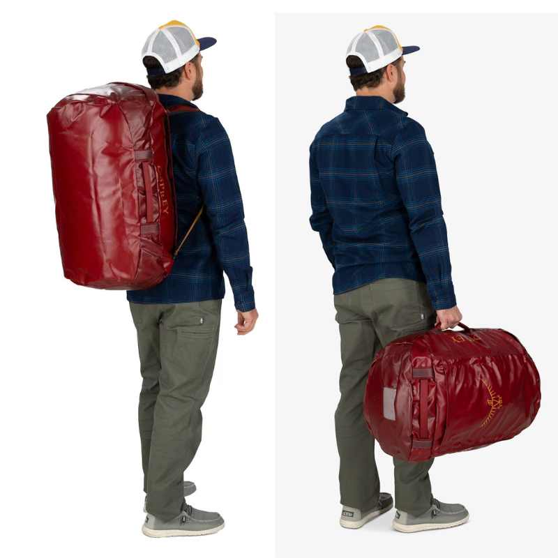 Un hombre que viste una camisa a cuadros, pantalones verdes y una gorra lleva un Bolso de Transporte Osprey Duffel: en la imagen de la izquierda, lleva el bolso como mochila; en la imagen de la derecha, lo sostiene por las asas a los lados.
