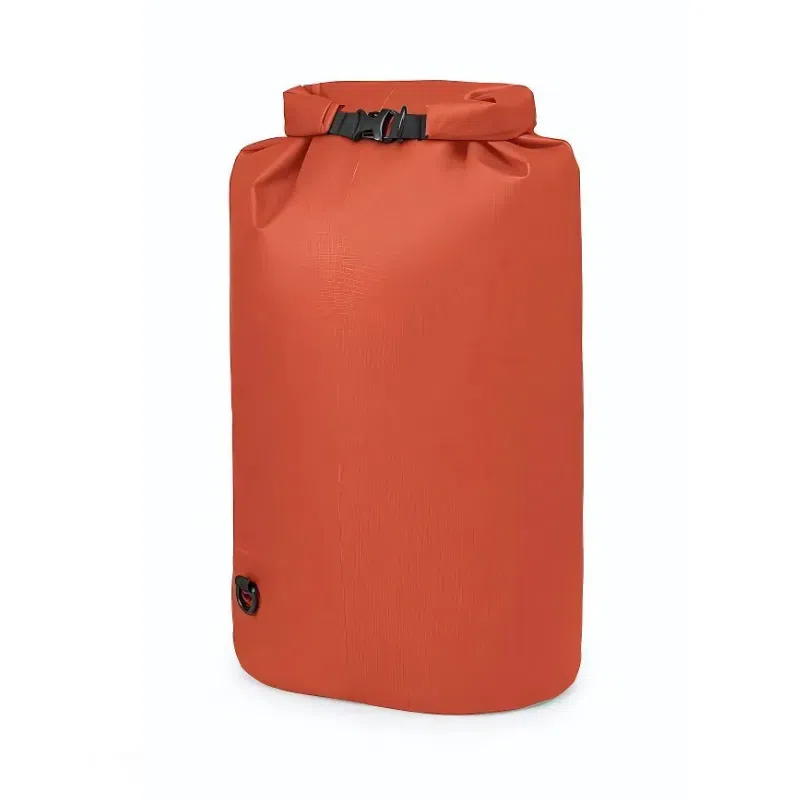La bolsa impermeable Osprey Wildwater es una bolsa enrollable de color naranja intenso que cuenta con una hebilla negra para mantener tus pertenencias secas. Tiene un diseño elegante con una pequeña válvula cerca de la parte inferior, todo sobre un fondo blanco simple.