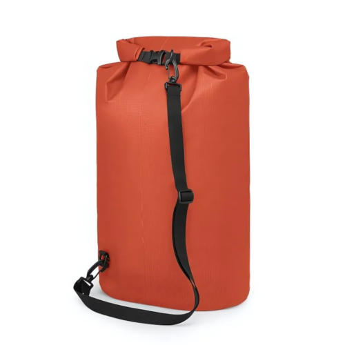 La Bolsa Osprey Wildwater Dry Bag es una espaciosa y llamativa bolsa impermeable de color naranja vibrante, con un cierre superior enrollable y una elegante correa de hombro ajustable de color negro. Se destaca sobre un fondo blanco liso, lista para cualquier aventura.