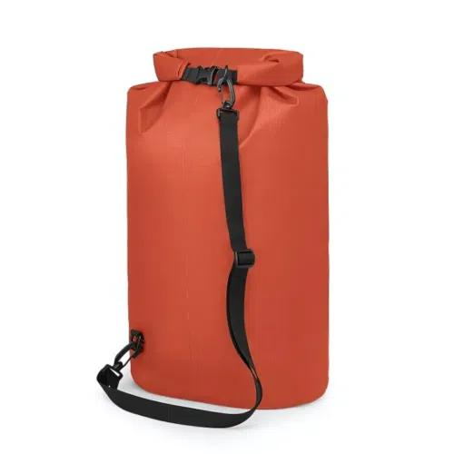 La Bolsa Osprey Wildwater Dry Bag es una espaciosa y llamativa bolsa impermeable de color naranja vibrante, con un cierre superior enrollable y una elegante correa de hombro ajustable de color negro. Se destaca sobre un fondo blanco liso, lista para cualquier aventura.