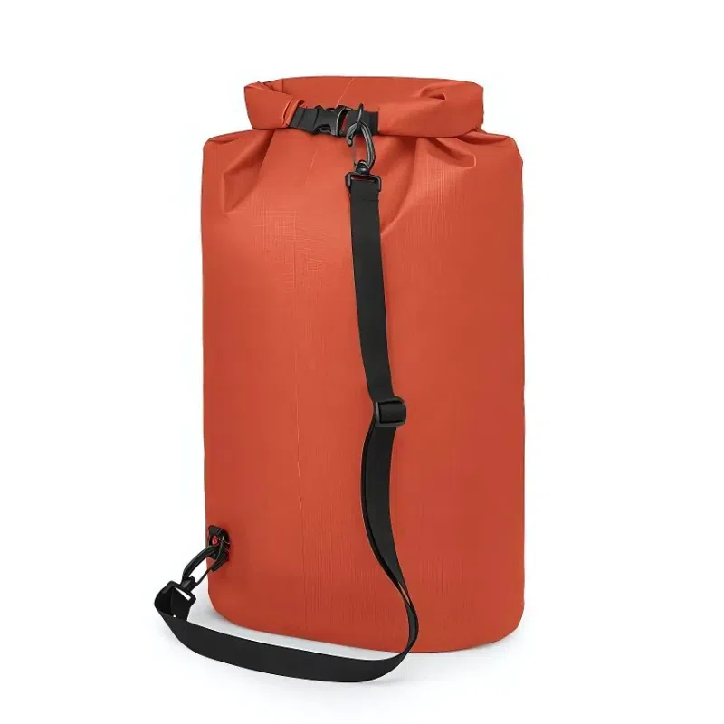 La Bolsa Osprey Wildwater Dry Bag es una espaciosa y llamativa bolsa impermeable de color naranja vibrante, con un cierre superior enrollable y una elegante correa de hombro ajustable de color negro. Se destaca sobre un fondo blanco liso, lista para cualquier aventura.