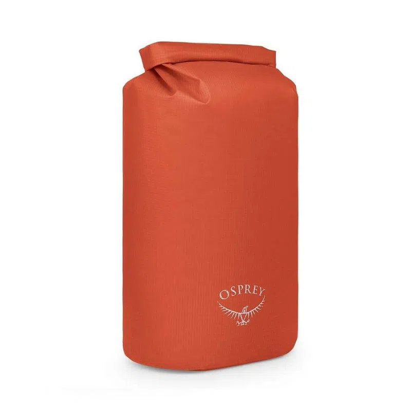 La bolsa impermeable Osprey Wildwater Dry Bag es una bolsa impermeable de color naranja intenso con cierre enrollable y el logotipo de Osprey en blanco en la parte inferior. Tiene una construcción resistente para aventuras al aire libre y garantiza que tus pertenencias permanezcan secas.