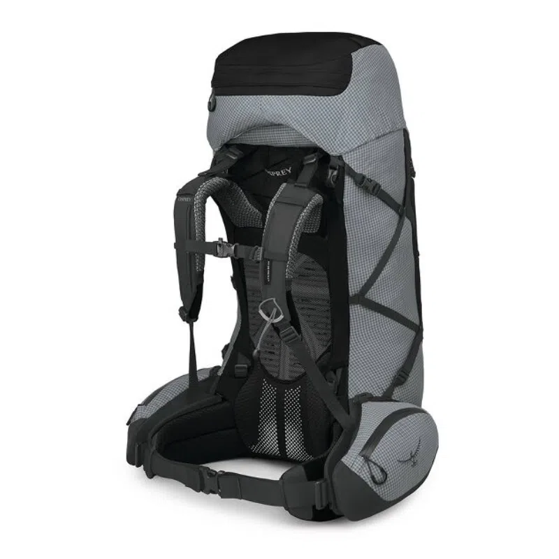 La mochila Osprey Ariel Pro 75 para mujer, disponible en gris y negro, cuenta con correas de hombro ajustables, un panel trasero acolchado y múltiples compartimentos. Fotografiada sobre un fondo blanco, esta mochila de senderismo también ofrece bolsillos laterales y una solapa superior para almacenamiento adicional.