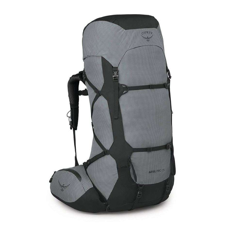 La Mochila Osprey Ariel Pro 75 Mujer es una mochila grande de senderismo en color gris y negro que cuenta con correas ajustables y múltiples compartimentos. Su forma ergonómica es ideal para transportar cargas pesadas durante las aventuras al aire libre.