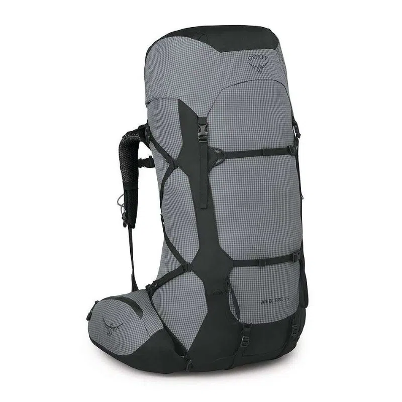La Mochila Osprey Ariel Pro 75 Mujer es una mochila grande de senderismo en color gris y negro que cuenta con correas ajustables y múltiples compartimentos. Su forma ergonómica es ideal para transportar cargas pesadas durante las aventuras al aire libre.