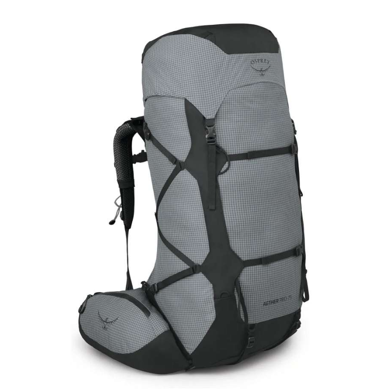 La Mochila Osprey Aether Pro 75L es una espaciosa mochila de senderismo en gris y negro que ofrece múltiples compartimentos y correas ajustables. El logotipo destacado es visible en la solapa superior y el bolsillo lateral. Diseñada para brindar comodidad, incluye un panel posterior resistente y un cinturón para la cadera que brinda un excelente soporte.