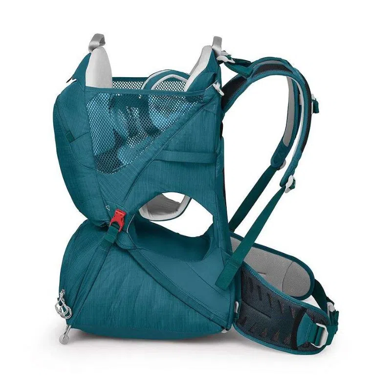 La Mochila Portabebé Osprey Poco SLT es una mochila de senderismo de color verde azulado equipada con características para llevar a los niños, como un panel trasero de malla, correas ajustables y un cinturón acolchado. También cuenta con un arnés de seguridad y tiene un compartimento lateral para almacenamiento adicional.
