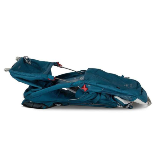 Mochila portabebé Osprey Poco SLT con varios compartimentos y correas ajustables que se apoya de lado, mostrando la espalda acolchada y el sistema de arnés. El diseño presenta detalles en rojo y material duradero, lo que la hace ideal para aventuras al aire libre.