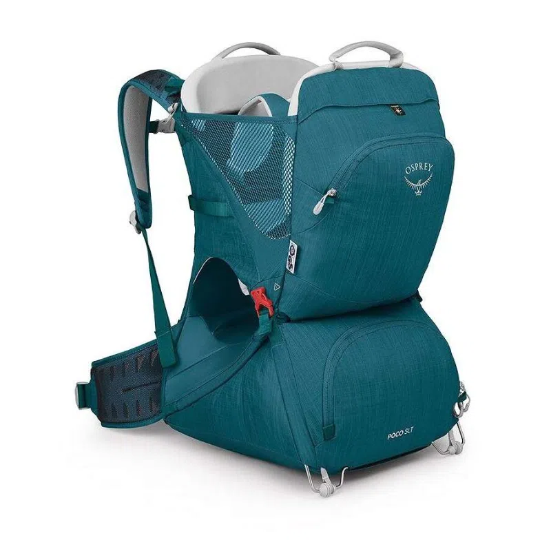 El portabebés Poco SLT de Osprey es una mochila verde azulado diseñada específicamente para el transporte de niños, con correas acolchadas ajustables, un sistema de arnés de seguridad seguro para el asiento del niño y laterales de malla transpirable. Además, incluye un gran compartimento de almacenamiento en la parte inferior y un cinturón ergonómico para mayor comodidad.