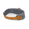 El cinturón para correr Osprey Duro Dyna LT Belt cuenta con una elegante estética en gris y naranja, complementada con un forro interior de malla. Cuenta con una bolsa con cierre y un pequeño lazo para sujetar objetos, lo que lo hace ideal para aventuras al aire libre o viajes.