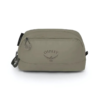 Neceser Daylite de Osprey de color gris con compartimento principal con cierre de cremallera y logotipo de Osprey en el frente. El neceser incluye un asa de transporte en un lateral y parece estar fabricado con material duradero.