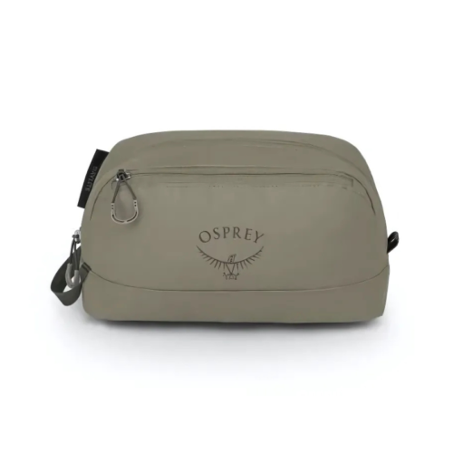 Neceser Daylite de Osprey de color gris con compartimento principal con cierre de cremallera y logotipo de Osprey en el frente. El neceser incluye un asa de transporte en un lateral y parece estar fabricado con material duradero.