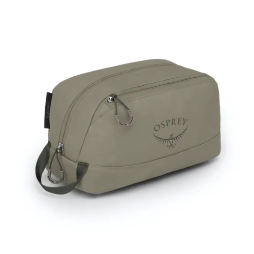 Este neceser Daylite de Osprey de color gris topo cuenta con un compartimento principal con cierre, un bolsillo frontal más pequeño con el logotipo de Osprey y ofrece comodidad gracias a su asa de transporte y tirador de cierre de metal. Perfecto para organizar tus artículos esenciales con estilo.