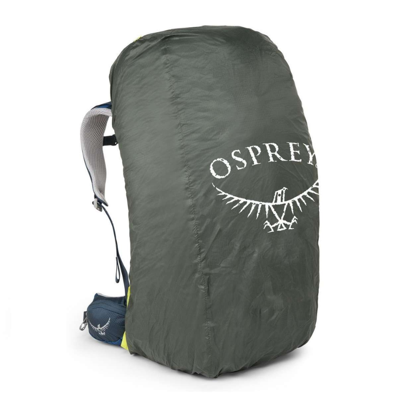 La funda impermeable Osprey Ultralight Raincover adorna una mochila verde con la etiqueta "OSPREY" y el logotipo del pájaro. Protege el compartimento principal de la lluvia, mientras que el sistema de arnés visible cuenta con correas acolchadas y un cinturón para la cadera equipado con bolsillos para mayor comodidad.