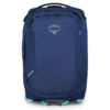 La Maleta Osprey Ozone 75L/26" en azul, adornada con el logotipo de la marca y "Ozone", cuenta con múltiples cremalleras y un asa robusta, lo que la hace ideal para los aventureros que valoran la confiabilidad y el estilo.