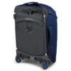 La maleta Osprey Ozone 75L/26" cuenta con un asa resistente y una ranura transparente para identificación. Está equipada con ruedas de suave rodadura y esquinas reforzadas para una máxima durabilidad, y presenta un diseño azul y gris con el nombre de la marca "Osprey" claramente visible en el panel frontal.