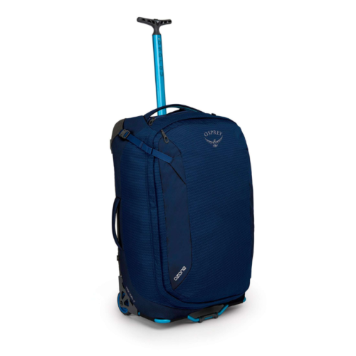 La Maleta Osprey Ozone 75L/26" es una maleta con ruedas de color azul que cuenta con un asa telescópica y dos ruedas, además de múltiples cremalleras para un fácil acceso y que muestra de forma destacada el icónico logotipo "Osprey" en el frente.