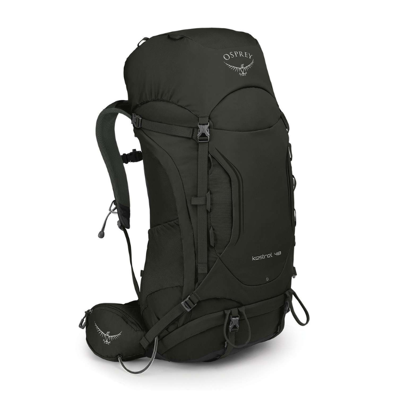 La mochila de senderismo Osprey Kestrel 38 (copia) de color negro, equipada con múltiples compartimentos y correas ajustables, se alza sobre un fondo blanco liso. El logotipo se ve claramente en la parte superior de la mochila.
