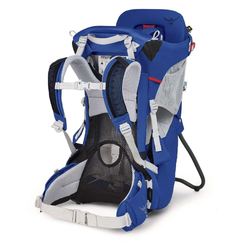 La Mochila Portabebé Osprey Poco Child Carrier es una mochila portabebés azul para senderismo con correas grises y un panel trasero de malla. Este diseño ergonómico incluye un asiento ajustable, bolsillos de almacenamiento y un soporte resistente para llevar a un niño cómodamente en aventuras al aire libre.