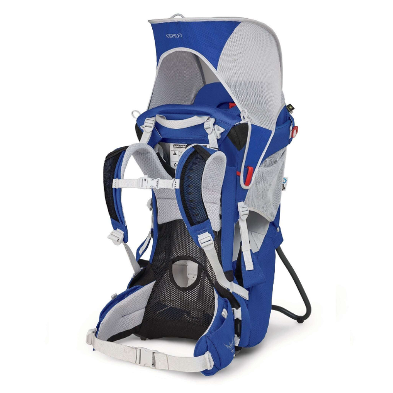Una mochila portabebés Osprey Poco azul y gris, equipada con un parasol, ofrece una durabilidad comparable a la Maleta Osprey Ozone 75L/26". Incluye correas acolchadas, múltiples compartimentos y un marco resistente diseñado para la comodidad y seguridad durante caminatas o viajes con su hijo.