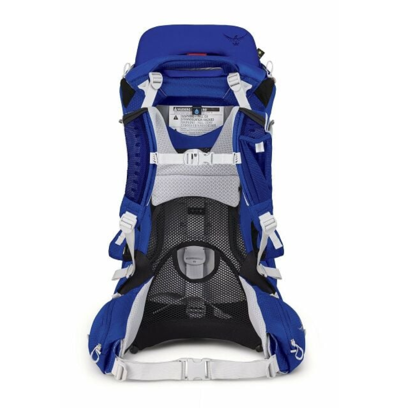 La mochila de senderismo azul y gris, similar a la Mochila Portabebé Osprey Poco LT (copia), se muestra desde atrás con correas de hombro ajustables, una hebilla en el pecho y un panel trasero de malla para ventilación. Su etiqueta presenta instrucciones de seguridad esenciales para su tranquilidad.
