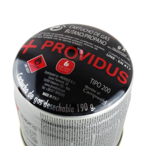 Primer plano de un bote negro y plateado con la etiqueta "Balón de Gas 190 gr Providus con Válvula de Seguridad TOP SAFE" para gas propano butano. La tapa incluye información detallada sobre la seguridad y el producto, destacando la Válvula de Seguridad TOP SAFE. Fabricado en Italia, presenta un logotipo rojo y blanco en la parte superior para una fácil identificación.