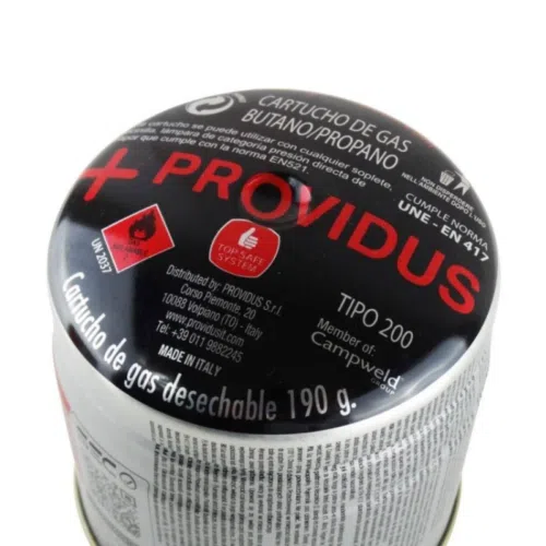 Primer plano de un bote negro y plateado con la etiqueta "Balón de Gas 190 gr Providus con Válvula de Seguridad TOP SAFE" para gas propano butano. La tapa incluye información detallada sobre la seguridad y el producto, destacando la Válvula de Seguridad TOP SAFE. Fabricado en Italia, presenta un logotipo rojo y blanco en la parte superior para una fácil identificación.
