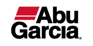 Logotipo que muestra el nombre "Abu Garcia" en letras negras en negrita. Sobre la palabra "Abu" se encuentra una forma rectangular roja con una línea diagonal.