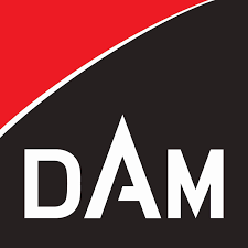 Logotipo con fondo rojo y negro con una línea diagonal curva que divide los dos colores. Las letras "D", "A" y "M" están en negrita y en blanco debajo de la curva.
