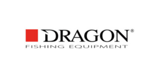Logotipo con un cuadrado rojo seguido de la palabra "DRAGON" en letras negras y negritas. Debajo, en letras más pequeñas, dice "EQUIPO DE PESCA". El diseño está sobre un fondo blanco.