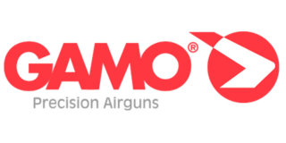 Logotipo rojo y blanco de GAMO Precision Airguns. El diseño incluye la palabra "GAMO" en negrita, con una flecha incorporada en la letra "O" que apunta hacia la derecha, seguida del texto "Precision Airguns" debajo.