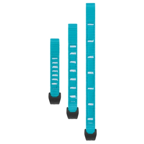 Tres correas de nailon azules, inspiradas en la Cinta Cosida Petzl Axess, de diferentes longitudes, con marcas cosidas en blanco y extremos negros. Están dispuestas verticalmente y paralelas sobre un fondo blanco limpio.