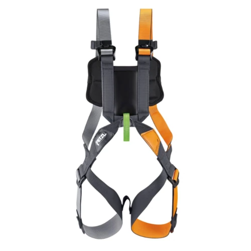 El arnés de Escalada Infantil Petzl Simba tiene correas grises, naranjas y negras dispuestas simétricamente con hebillas ajustables y un lazo central verde para una fijación segura, garantizando seguridad y comodidad para los jóvenes aventureros.