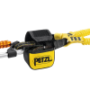 Un primer plano muestra una bolsa de la marca Petzl unida a una herramienta de escalada, con un mosquetón naranja con una correa negra y amarilla, haciendo eco del diseño del Absorbedor Industrial Petzl Absorbica -Y MGO Europeo 2024, que establece nuevos estándares en seguridad industrial europea.