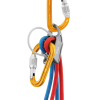 El Mosquetón Seguridad Petzl Attache asegura un dispositivo de seguridad para escalada en roca con tres cuerdas de color azul, rojo y negro, unidas entre sí mediante dos mosquetones de color naranja, con el dispositivo metálico colocado en posición central para garantizar la seguridad.