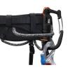 Primer plano de un arnés Petzl negro con el Portatornillos Universal Petzl Caritool Evo, un dispositivo de aseguramiento acoplado y un mosquetón. El arnés presenta detalles de cuerda tejida y correas de seguridad para una máxima seguridad.