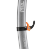El mango del piolet Petzl Sum'Tec presenta un acabado plateado e integra la Pieza de Apoyo para Piolets Petzl Trigrest, una pieza ajustable de color negro y naranja que realza su diseño elegante. El logotipo de Petzl y el nombre del modelo "Sum'Tec" son claramente visibles en el mango.