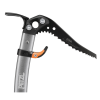 Primer plano de una cabeza de piolet Petzl con hoja dentada negra, mango curvo plateado y palanca de ajuste naranja. Incluye la Pieza de Apoyo para Piolets Petzl Trigrest para un mejor agarre. Diseño elegante ideal para escalada y montañismo.