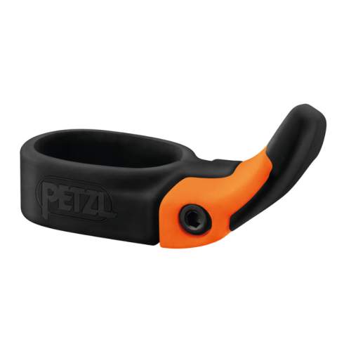 Primer plano de la Pieza de Apoyo para Piolets Petzl Trigrest, con banda negra y extensión de gatillo naranja con el logotipo de Petzl. Perfecta para mejorar el agarre en escalada.