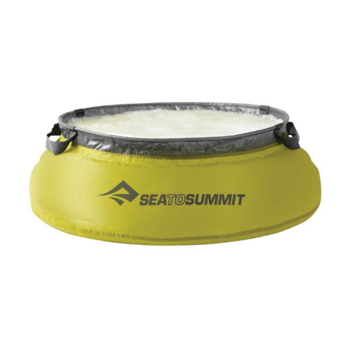 El fregadero de cocina Lavaplatos Portátil Ultra-Sil™ de 10 l de color amarillo de Sea to Summit, ideal como balde plegable para acampar, tiene capacidad para 10 l de agua. Cuenta con una amplia abertura y dos resistentes asas negras, con el logotipo de la marca en un lugar destacado en el frente.