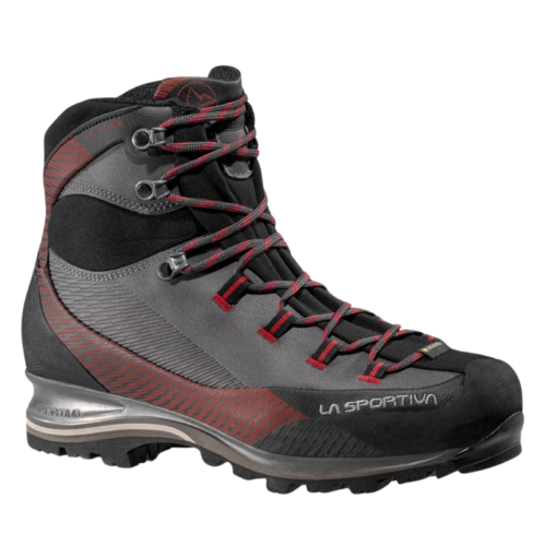 La zapatilla de trekking La Sportiva Trango Trk Leather GTX es una bota de senderismo duradera en gris oscuro y negro con detalles en rojo. Incluye un diseño de tobillo alto, una suela resistente para un excelente soporte al aire libre y presenta una marca destacada en el costado.