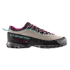 La zapatilla de aproximación La Sportiva TX4 para mujer combina estilo y funcionalidad con su diseño en tonos beige, negro, rosa y turquesa. Cuenta con una suela de goma resistente y una marca destacada, lo que la hace ideal para caminatas al aire libre.