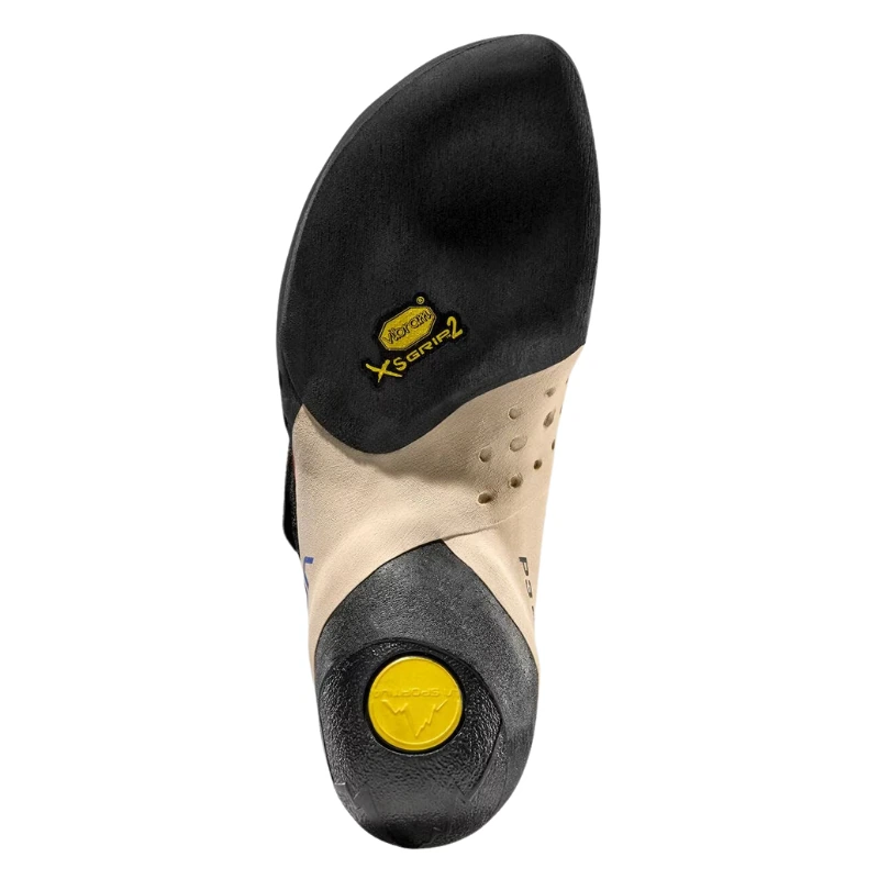 Contempla la zapatilla de escalada La Sportiva Solution (copia), un pie de gato beige y negro con suela curva. El logotipo amarillo Vibram XS Grip2 y la sección del talón redondeada amarilla se suman a su diseño moderno y elegante.
