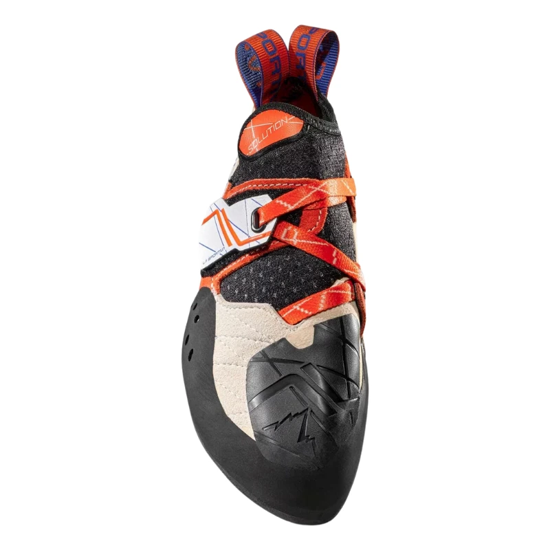 La zapatilla de escalada La Sportiva Solution (copia) es un calzado de escalada negro y naranja con punta puntiaguda, correas de velcro y una suela de goma texturizada para un excelente agarre. Ideal para escalada en roca, ofrece un ajuste de perfil bajo para mayor precisión en superficies difíciles.